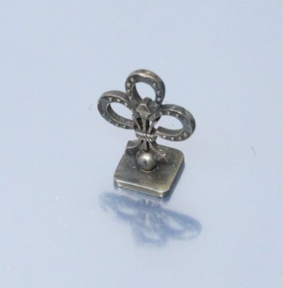 null Metal seal the catch composed of three horseshoes forming a fleur-de-lis, square...