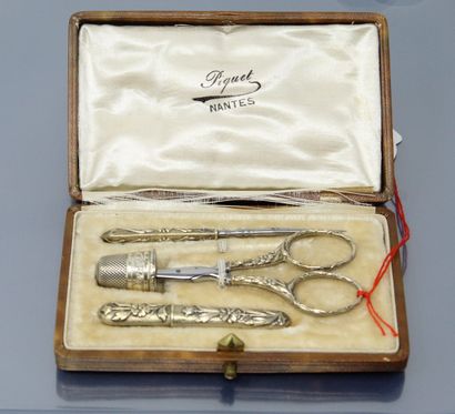 null Sewing kit in a basane box "Piquet Nantes". 

It includes: a needle holder,...
