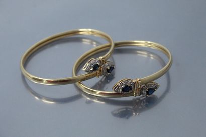null Lot de deux bracelets rigides en or jaune 14k (585) ornés chacun de deux saphirs...
