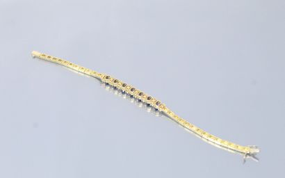 null Bracelet articulé en or jaune 18K (750) centré d'une alternance de saphirs ovales...