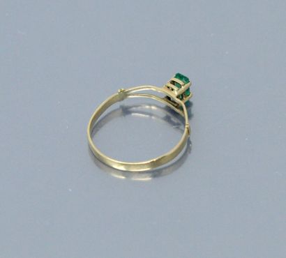null 18k (750) yellow gold ring set with a rectangular emerald.

Finger size: 52...