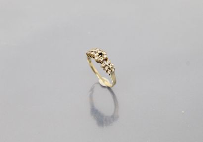 null 14K (585) yellow gold ring composed of a flower with diamonds and a sapphire.

Finger...