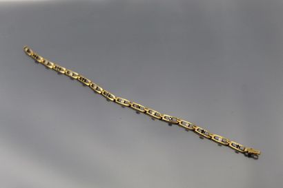null Bracelet en or jaune 18k (750) orné de saphirs et diamants. 

Tour de poignet...
