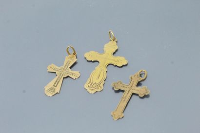 null Lot de 3 pententifs en or jaune 14k (585) en forme de croix

Travail probablement...