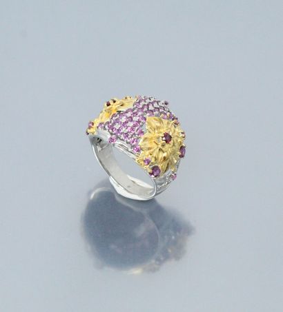 null Silver and silver vermeil ring with floral design and garnets. 

Finger size...