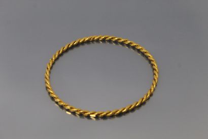 null Bracelet rigide tressé en or jaune 18k (750)

Poids : 17.05 g.