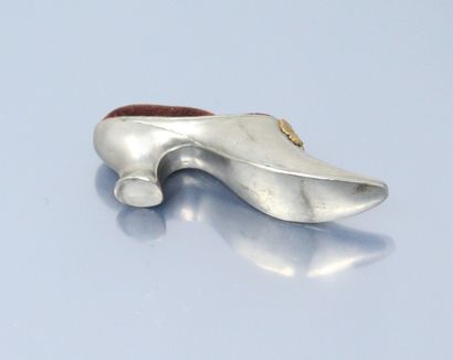 null Metal shoe lined with velvet to form a pin holder, a place for a thimble (missing).

L....