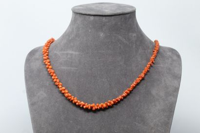 null Necklace in coral strands.

Around the neck : approx. 70 cm - Weight : 34.80...