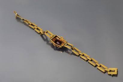 null Bracelet en or jaune 18K (750) maille à anneaux rectangulaires ciselés de rinceaux,...