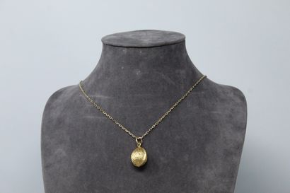null 
14k (585) yellow gold chain and a walnut pendant in 18k (750) yellow gold....
