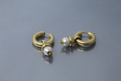 null Paire de pendants d'oreille en or jaune 18k (750) ornée de perles de culture....
