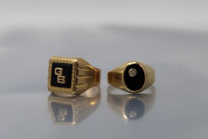 null 
Two 18k (750) yellow gold and onyx signet rings. 




Monogrammed GB.




Finger...