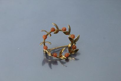 null Round brooch in 18k (750) yellow gold set with coral pearl. 

Gross weight:...