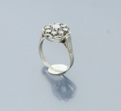 null 18k (750) white gold flower ring set with diamonds. 

Marked with an eagle's...