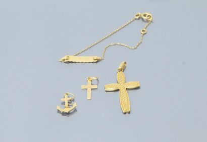null Lot d'or jaune 18k (750) comprenant trois pendentifs et un bracelet. 

Poids...