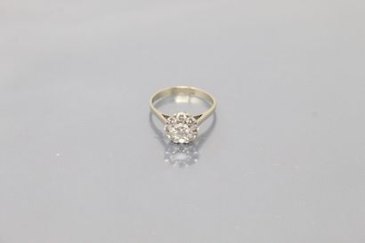 null 18k (750) white gold flower ring set with diamonds. 

Weight of the central...