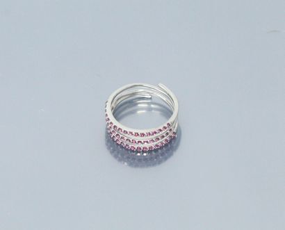 null Silver ring with three lines of garnets. 

Finger size : 56 - Gross weight :...