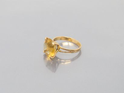 null 18k (750) yellow gold ring set with a round citrine. 

Finger size: 54 - Gross...