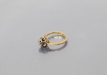 null Ring in 18k (750) yellow gold, set with a diamond in its center.

Finger size:...