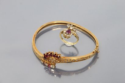 null Demi parrure en or jaune 18k (750) comprenant un bracelet rigide orné de rubis...