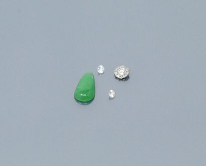 null Lot de trois diamants et un jade poire cabochon sur papier.