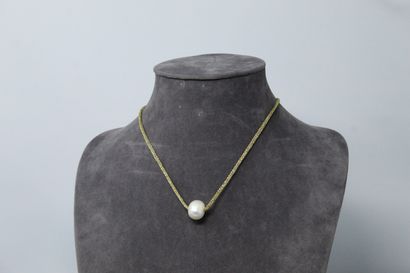null Necklace made of a golden cordon and decorated with an important cultured pearl....