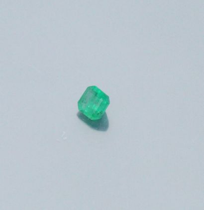 null Emerald square cut on paper. 

Accompanied by an AIG certificate indicating...