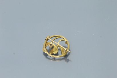 null Broche ronde ajourée en or jaune 18k (750) rehaussée d'une perle et d'un diamant,...
