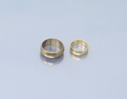 null Two 18k (750) yellow gold rings, the smaller one engraved and dated 2 December...