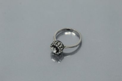 null Metal flower ring set with diamonds, the most important one in its center approx....