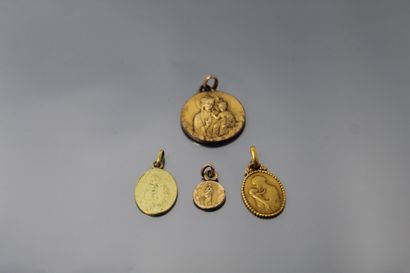 null 
Lot de quatre médailles, trois en or jaune 18k (750), la dernière en métal

Poids...