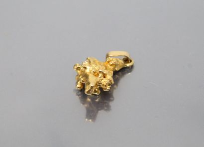 null 18k (750) yellow gold pendant styling a gold nugget.

Weight : 11.61 g.