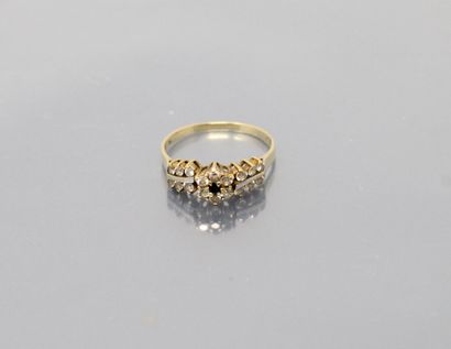 null 14K (585) yellow gold ring composed of a flower with diamonds and a sapphire.

Finger...