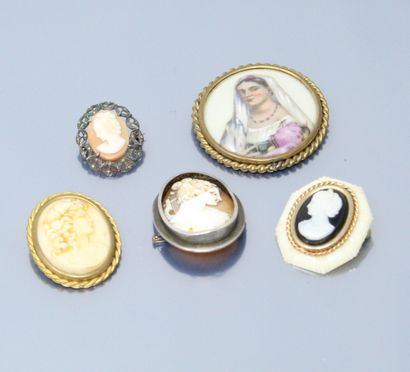 null Set of five brooches :

- porcelain plate painted with a woman's bust, gilded...