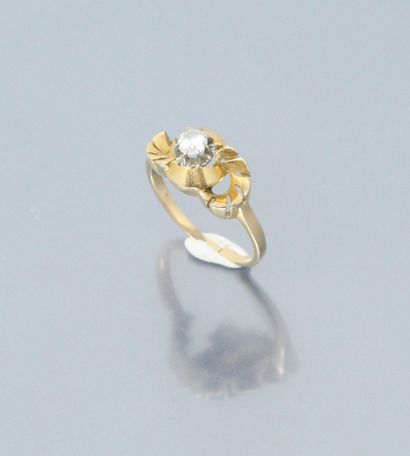 null 18k (750) yellow gold ring set with a white stone. 

Finger size : 56 (cut ring)...