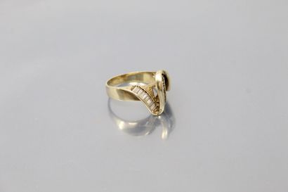 null 14K (585) yellow gold ring set with calibrated white stones. 

Finger size:...