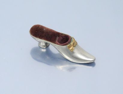null Metal shoe lined with velvet to form a pin holder, a place for a thimble (missing).

L....