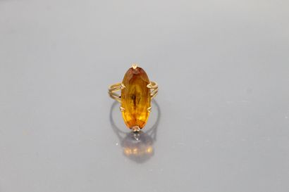 null 18k (750) yellow gold ring set with a synthetic orange navette sapphire. 

Hallmark:...