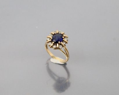 null 18k (750) yellow gold ring holding an oval synthetic sapphire in a brilliant-cut...