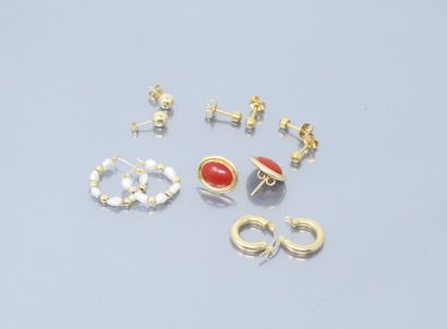 null Pair of yellow gold earrings and studs (various titles)

Gross weight: 9.19...