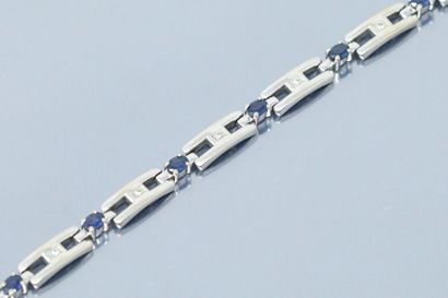 null Bracelet articulé or gris 18K (750) à maillons rectangulaires piqués d'un diamant...