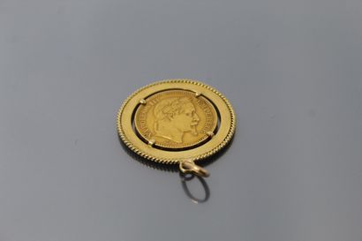 null Pendentif en or jaune 18k (750) orné d'un 20 francs Napoléon III Tête Laurée...