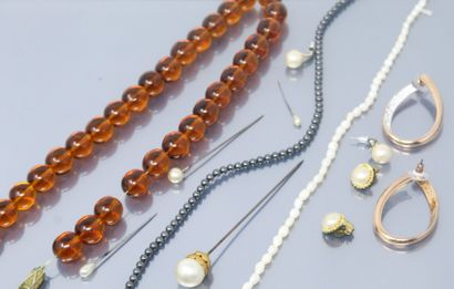 null Lot de bijoux fantaisie composé de: 

- 2 colliers dont un formé de perle d'hématite...