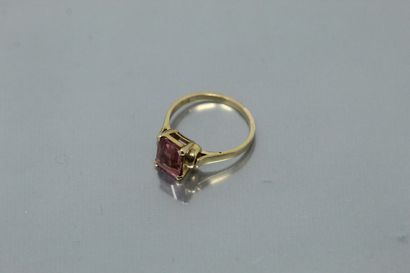 null 18k (750) yellow gold ring set with a rectangular rubellite.

 Finger size :...