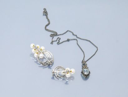 null Lot de bijoux fantaisies comprenant :

Broche en métal ornée de 4 perles 

Broche...
