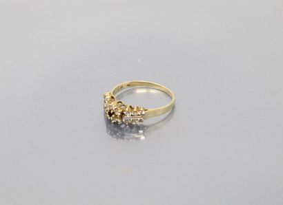 null 14K (585) yellow gold ring composed of a flower with diamonds and a sapphire.

Finger...