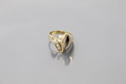 null 14K (585) yellow gold ring set with calibrated white stones. 

Finger size:...