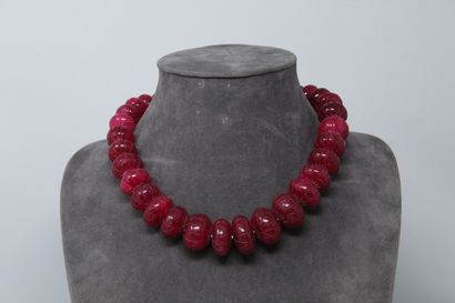 null Necklace made of rubies and melon, the clasp in silver. 

Around the neck :...