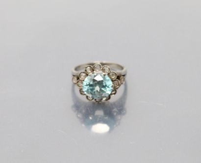 null 18k (750) white gold ring set with an imitation blue stone surrounded by diamonds....