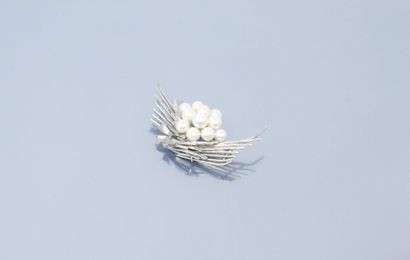 null Silver brooch decorated with eleven pearls. 

Dimensions : 6.5 x 3.3 cm. - Gross...